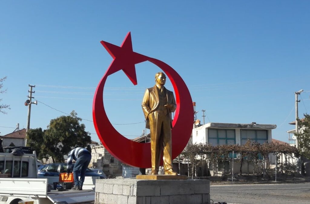SİVİL ATATÜRK VE AY YILDIZ HEYKELİ